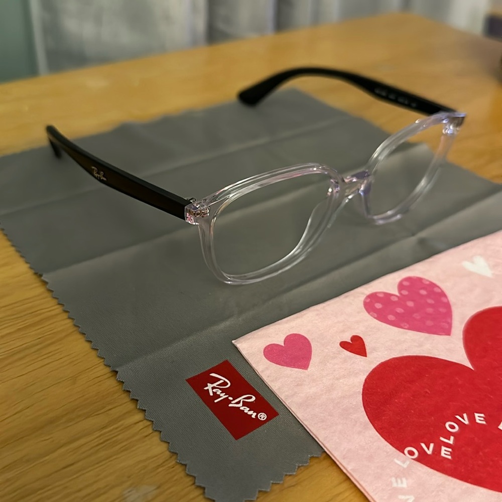 Kids authentic Ray-Ban’s new without tags black and clear frames. Very nice.